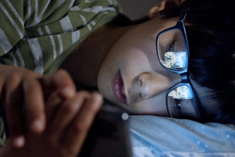 Un niño con síntomas de adicción a las redes sociales.